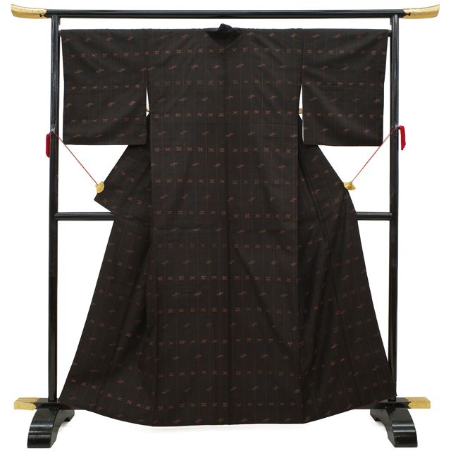 本場久米島紬 着物 リサイクル 正絹 袷 紬 県 手織り 草木染 黒こげ茶 琉球絣 縞 カジュアル 久米島紬 春 秋 冬 仕立て上がり 身丈163 5 裄丈67 Ｌサイズ みやがわ sb 16606