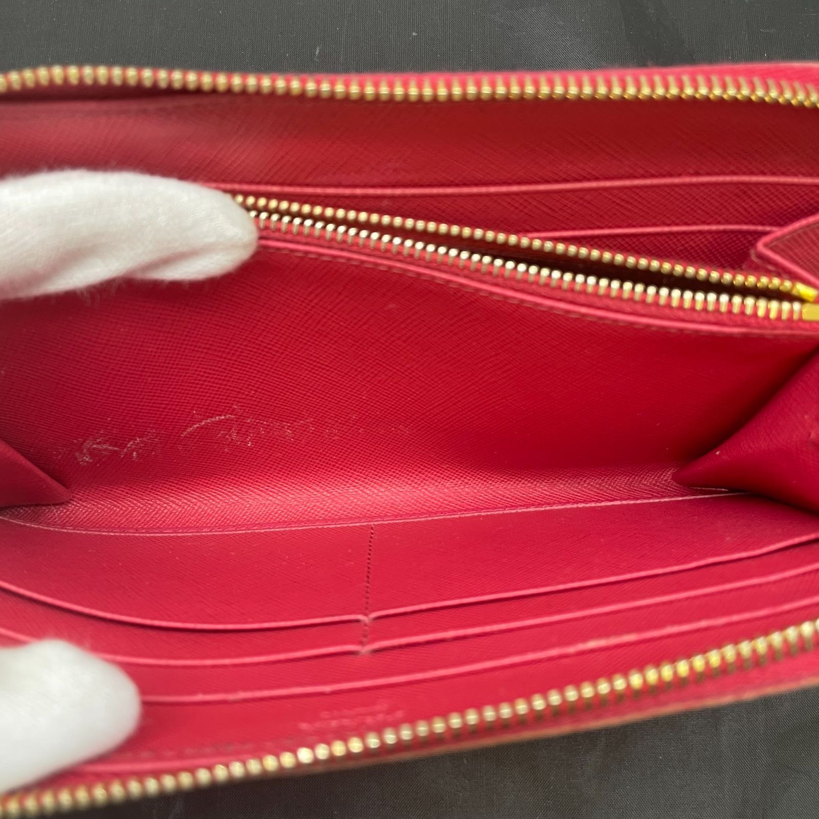 ラウンドファスナー長財布