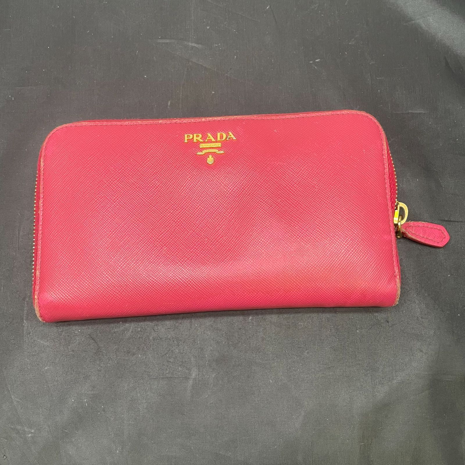 新生の プラダ ラウンドファスナー長財布 B25102441