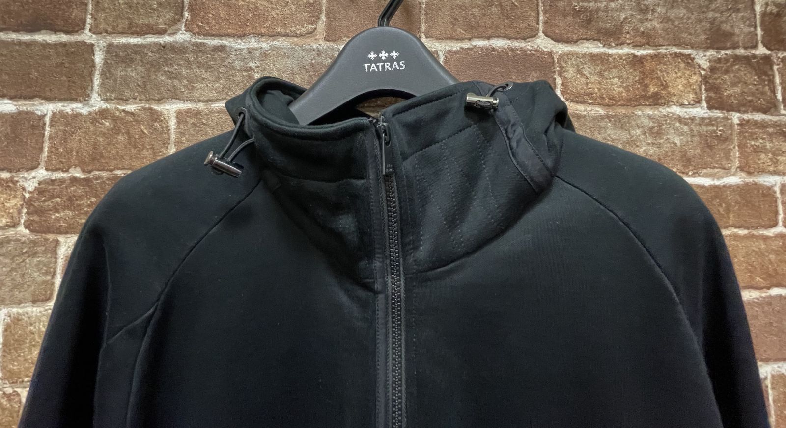 TATRAS VARESE 袖ワッペンロゴ Wジップ ジャケット ブラック TATRAS VARESE 袖ワッペンロゴ Wジップ ジャケット 1 黒