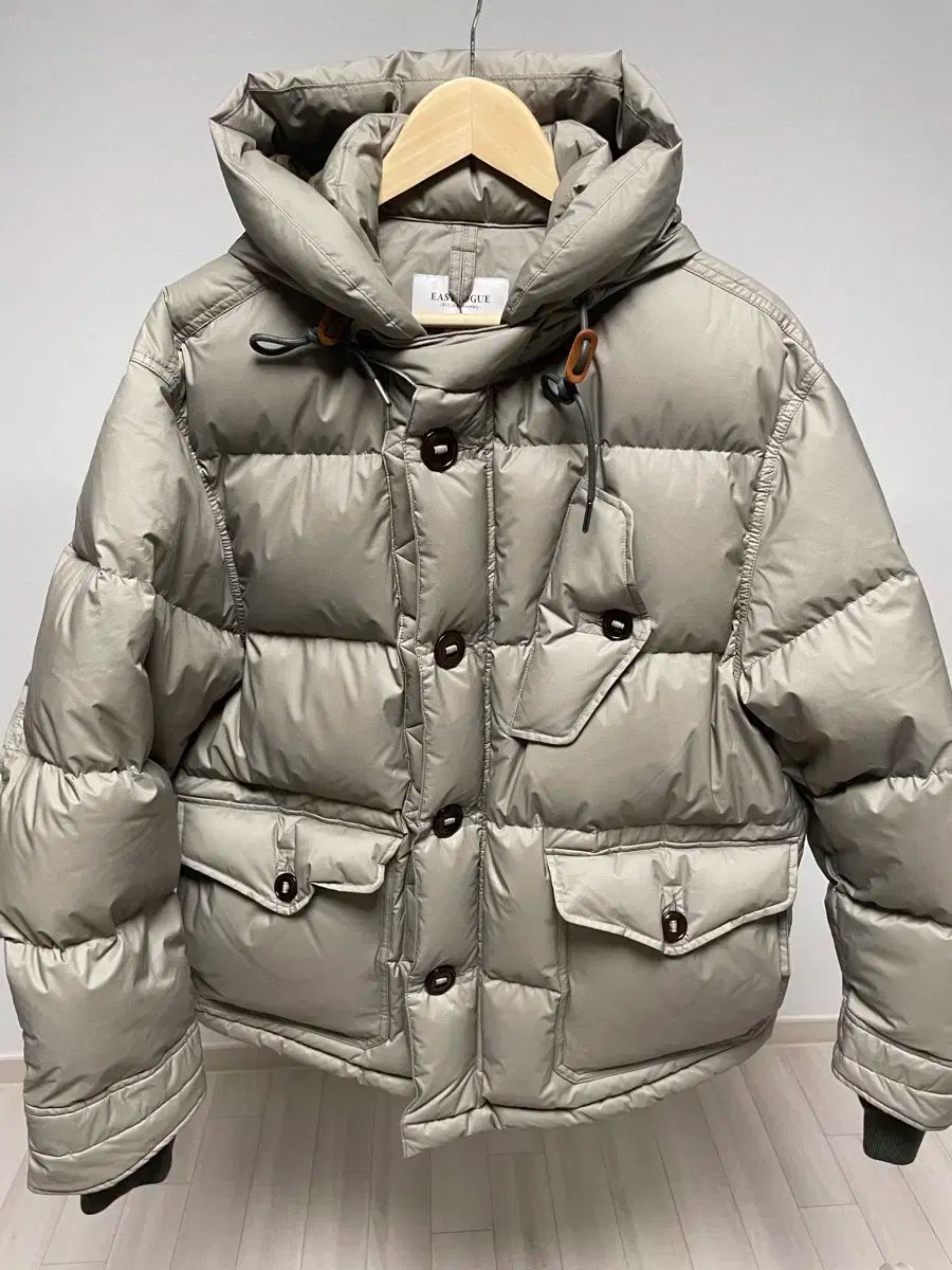 サンドベージュ