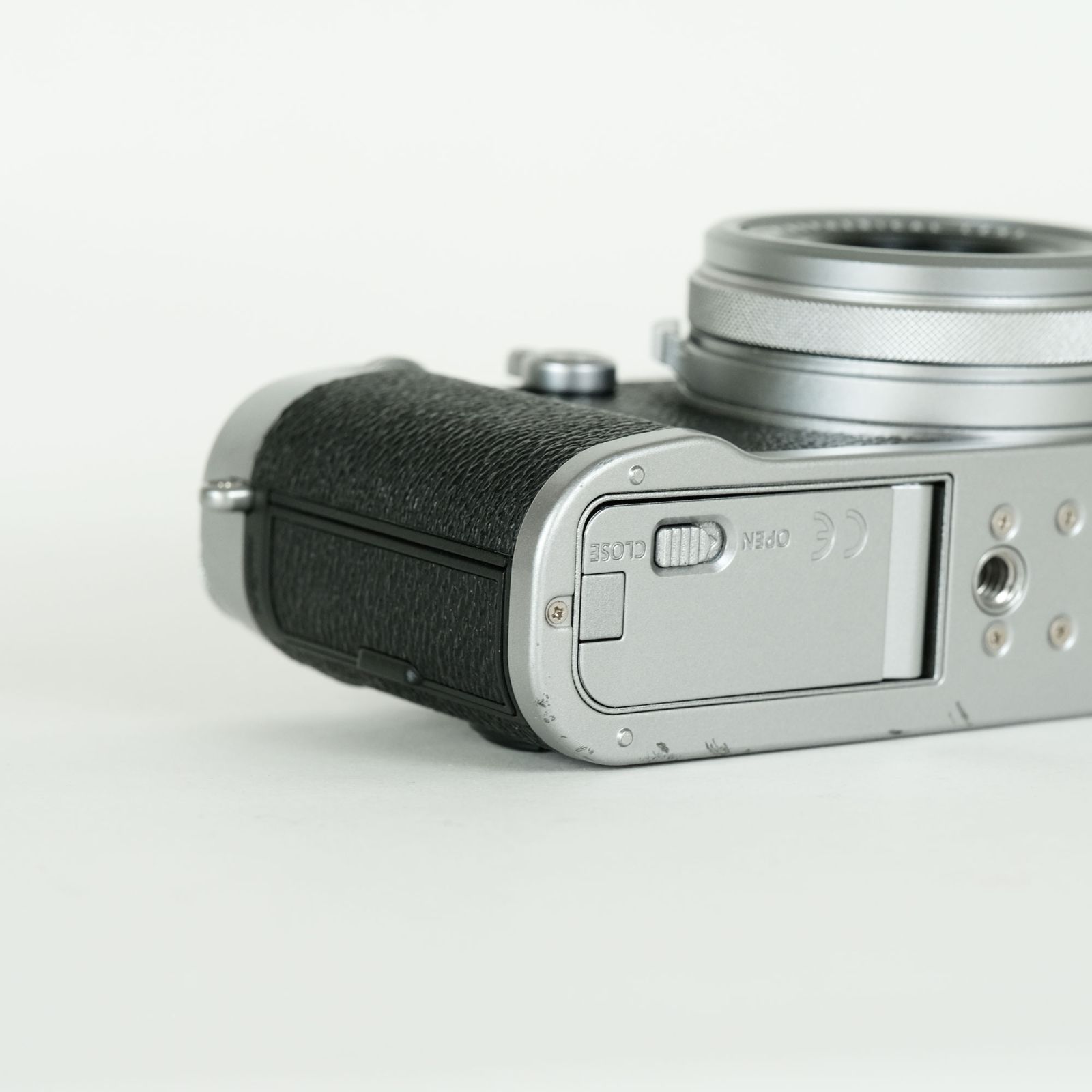 シルバー コンパクトデジタルカメラ