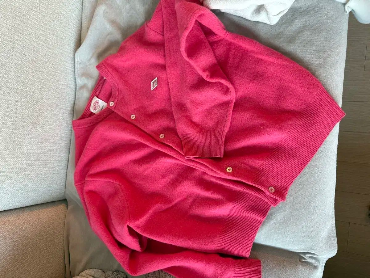 ホットピンクカーディガン