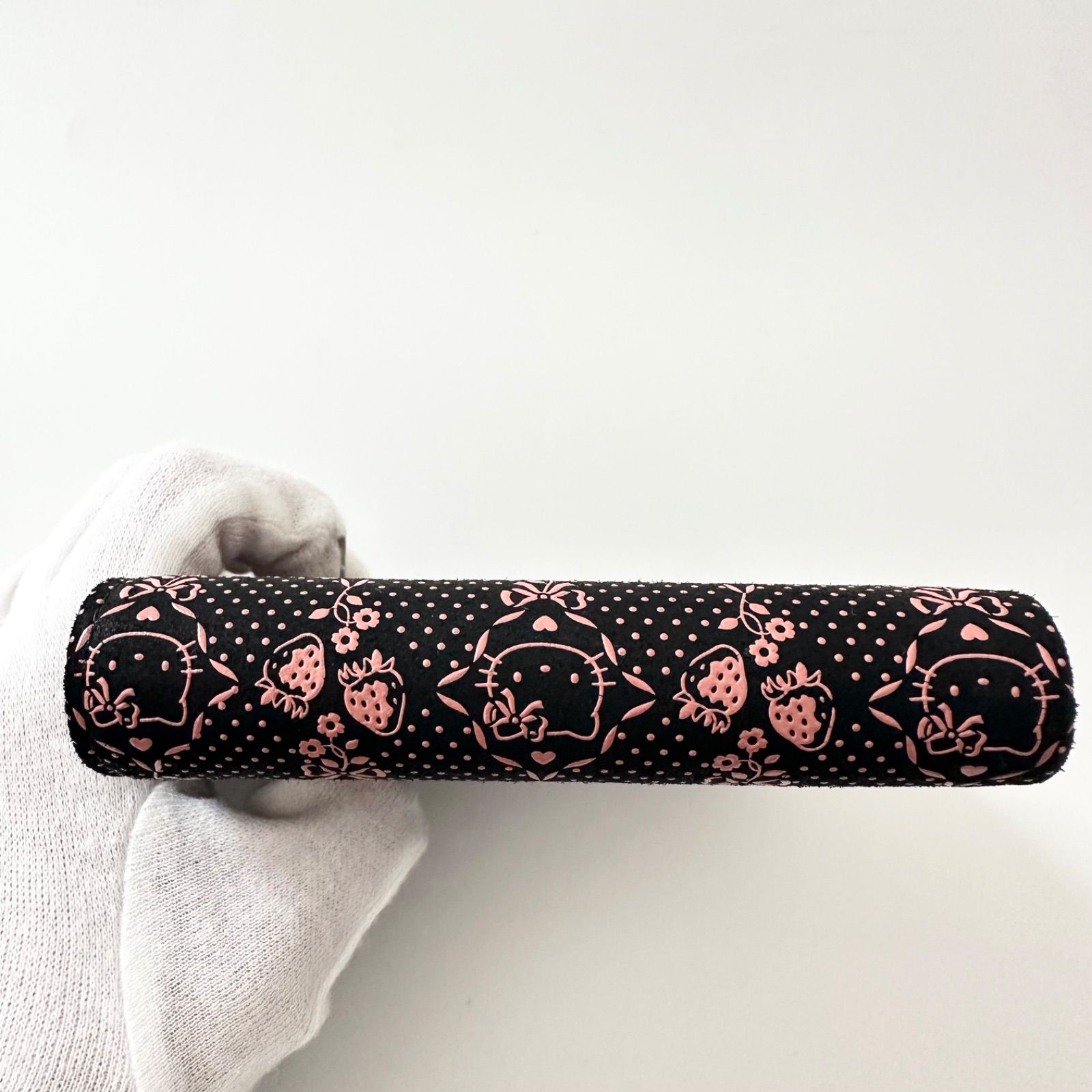 美品】印傳屋 甲州印伝 ハローキティ サンリオ コラボ がま口 二つ折り 財布 ブラック