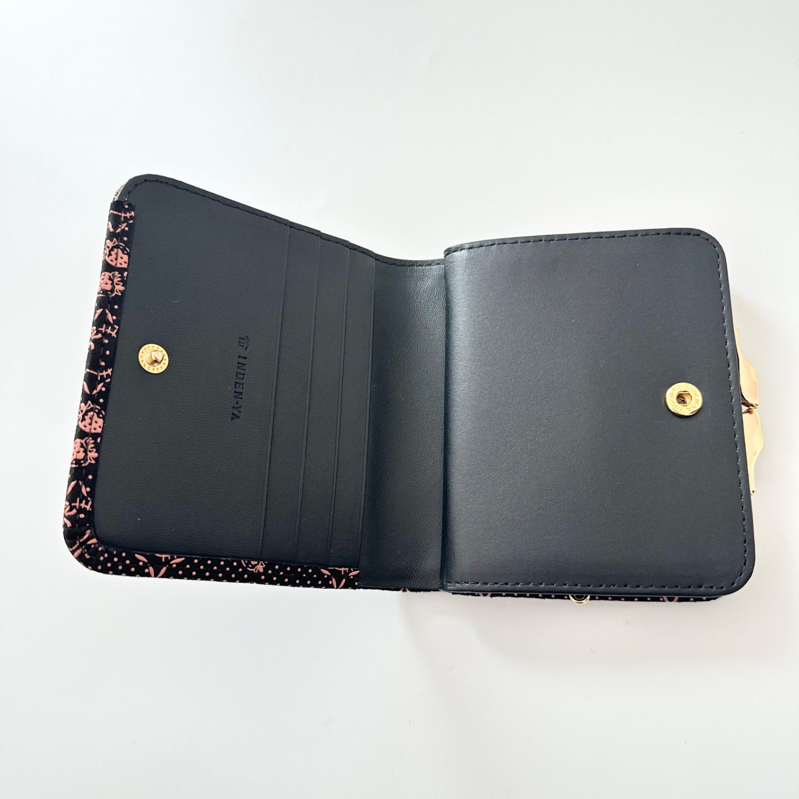 美品】印傳屋 甲州印伝 ハローキティ サンリオ コラボ がま口 二つ折り