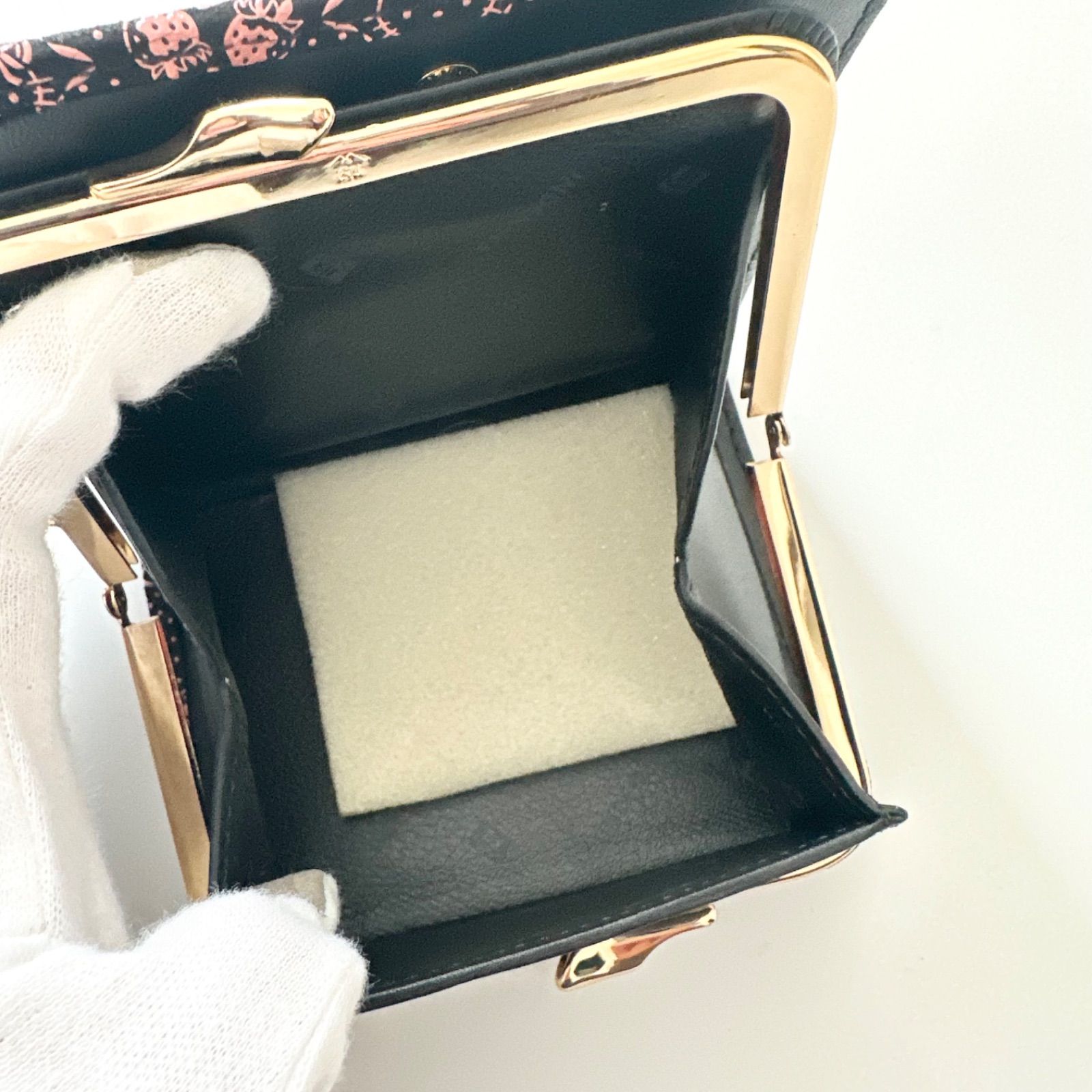 美品】印傳屋 甲州印伝 ハローキティ サンリオ コラボ がま口 二つ折り