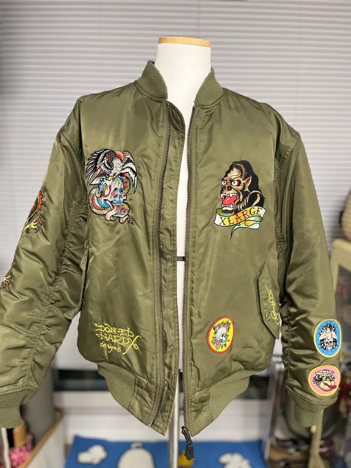 エックスラージ X エドハーディー リバーシブル 刺繍 MA-1 オリーブ