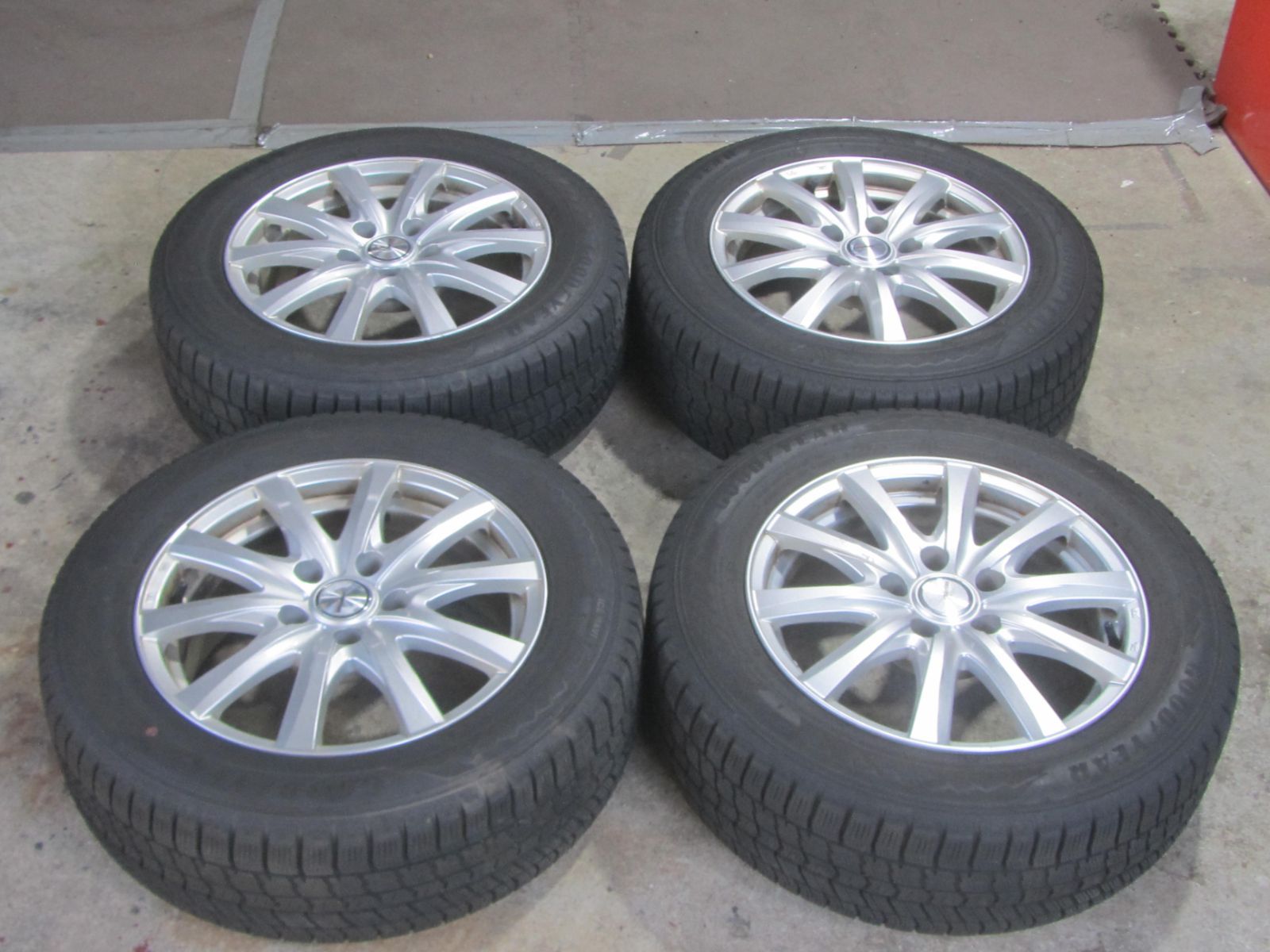 205 60 R 16 スタッドレス グッドイヤー アイスナビ8 新型ノア外し 4本セット ヴォクシー プリウスα ジューク プリメーラなど