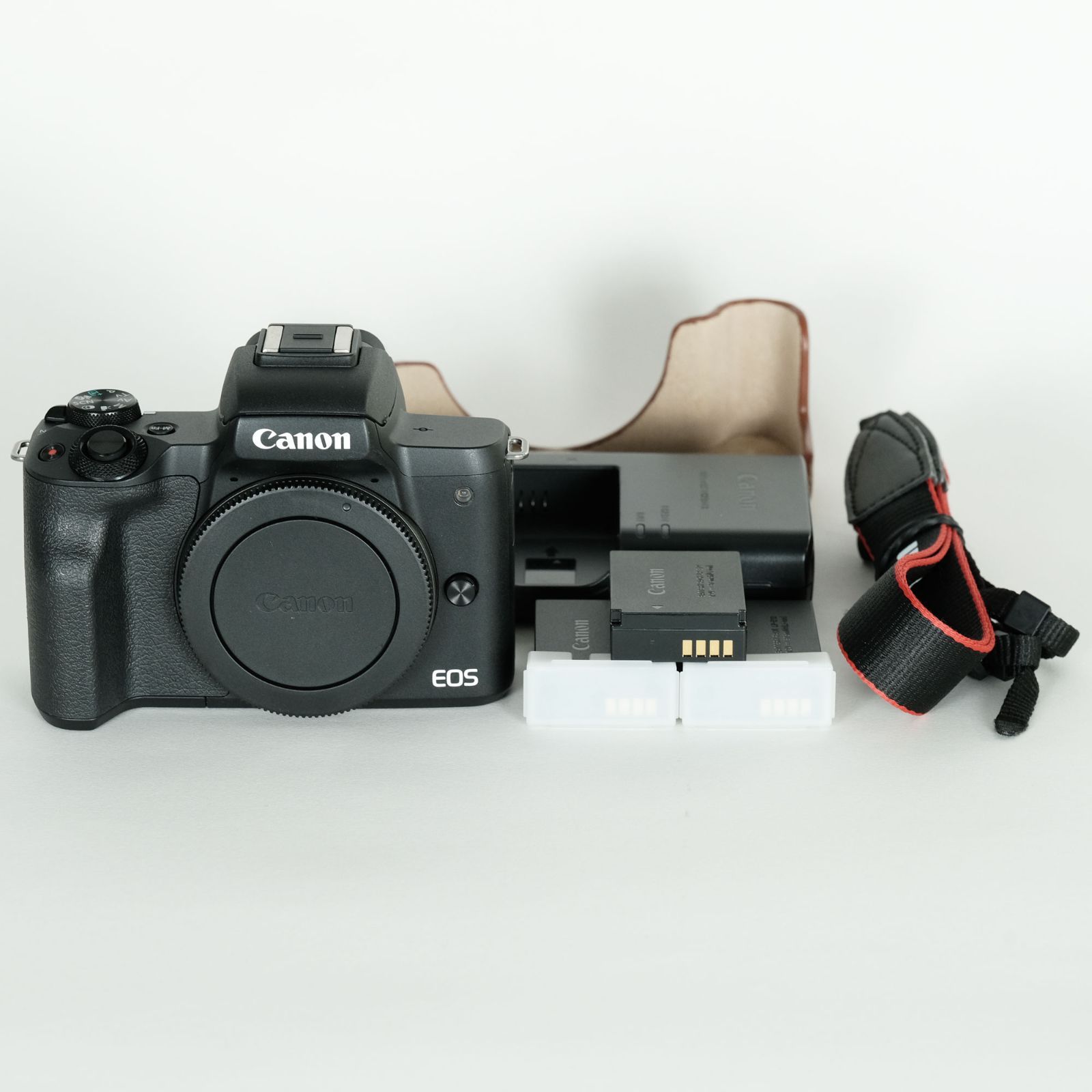 バッテリー レザーケース付 Canon EOS Kiss M ボディ ブラック ミラーレス一眼カメラ