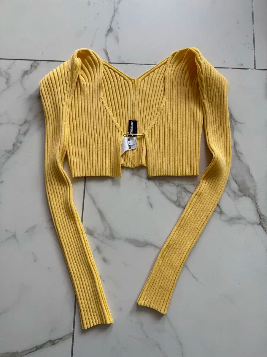 JACQUEMUS ジャックムス マイクロ チャーム ロゴ カーディガン イェロー