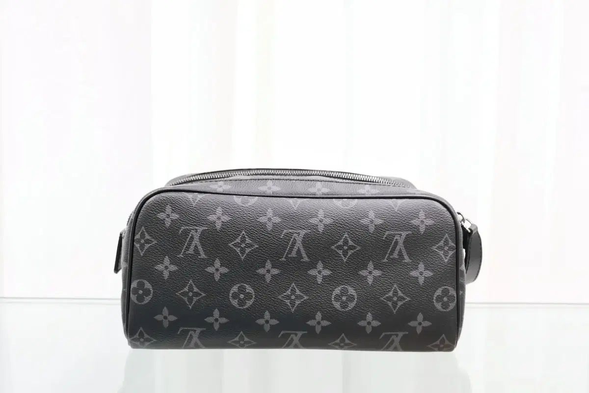 ルイヴィトン モノグラム エクリプス ドップ キット ポーチ M46354