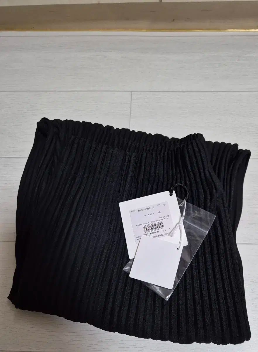 イッセイミヤケ オムプリッセ ベーシック ストレート パンツ ブラック