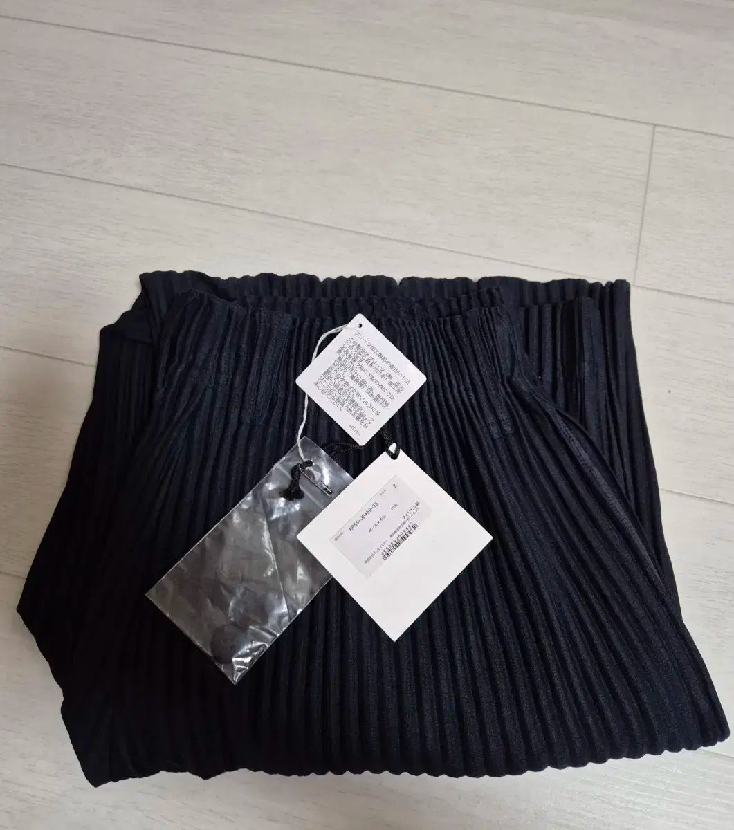 イッセイミヤケ オムプリッセ ベーシック ストレート パンツ ネイビー