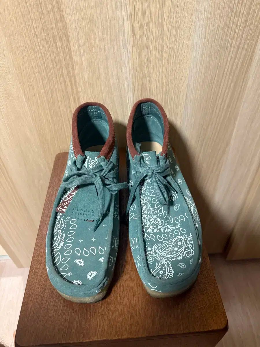 クラークス ワラビー ベイズリー パータン 42 5 275