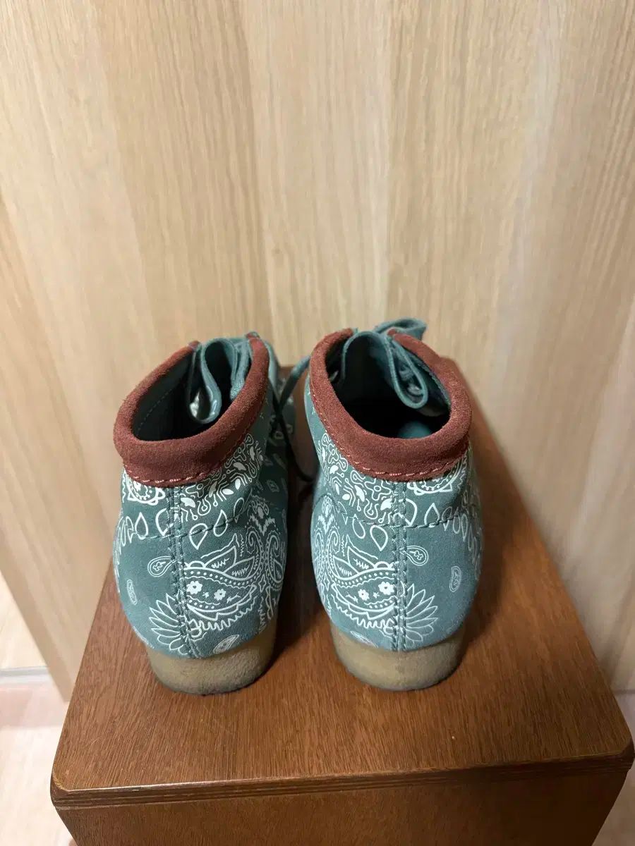 クラークス ワラビー ベイズリー パータン 42 5 275