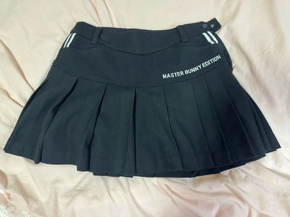 マスターバニーエディション ブラック プリーツ スカート