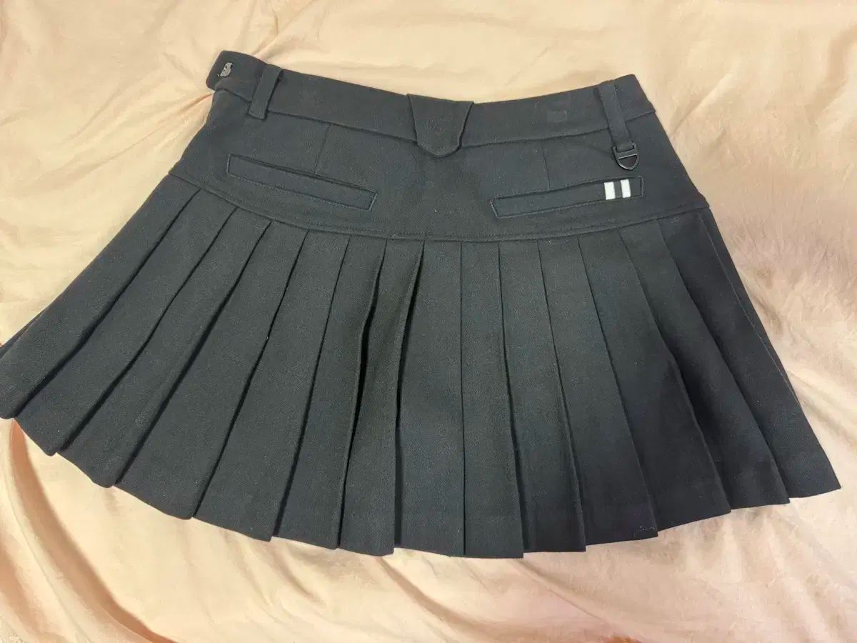 マスターバニーエディション ブラック プリーツ スカート