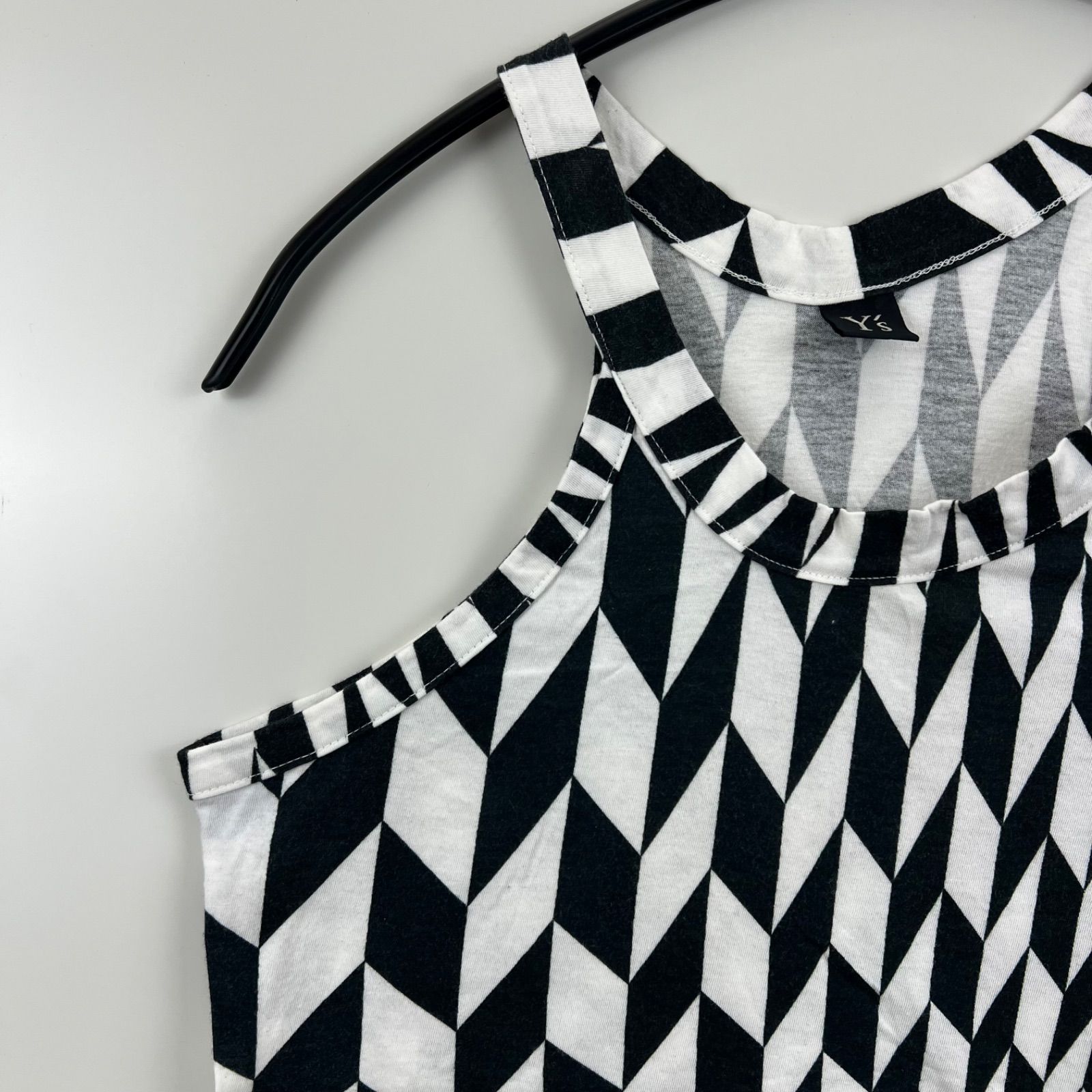 変形タンクトップ