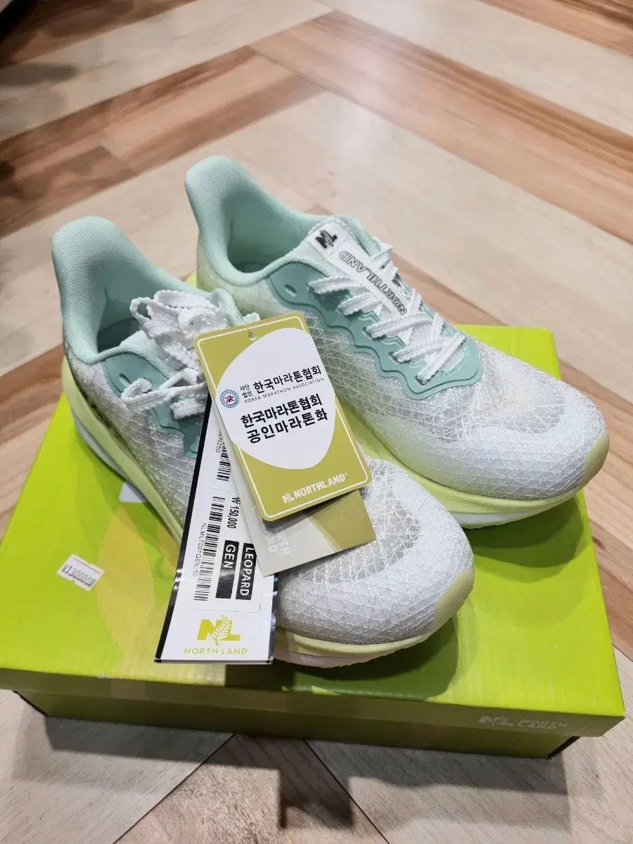 マラソンスニーカー 235