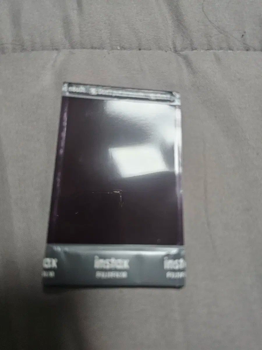 QWER 麻 マゼンタ R サイン入りチェキ