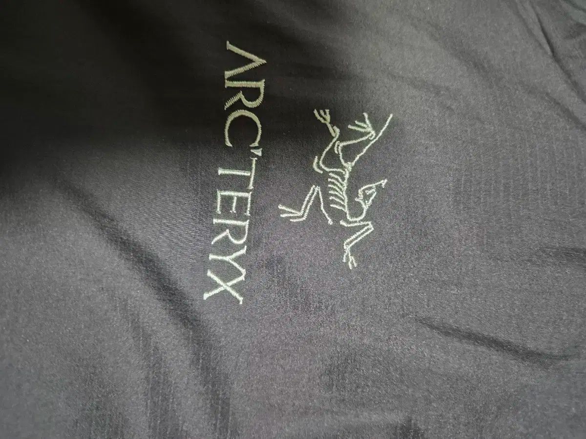 ARC TERYX アークテリクス Atom アトム AR 黒 COLOR Mサイズ