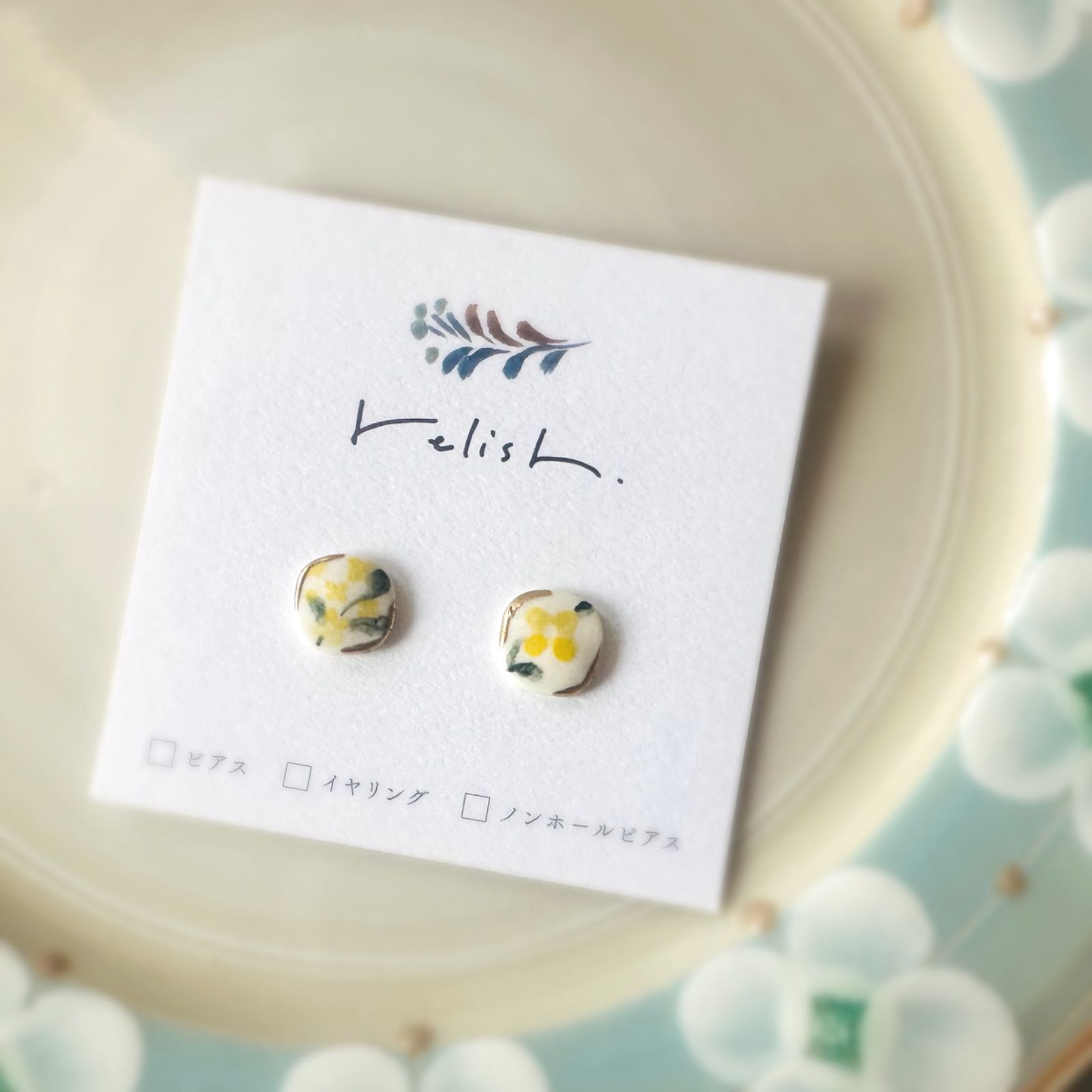 【再販】アカシア 絵付 陶器 金継ぎ ピアス イヤリング ノンホールピアス 花 4月誕生花 お花 黄色 イエロー ゴールド 金 グリーン 緑 小ぶり 小さい スクエア 四角 ギフト プレゼント