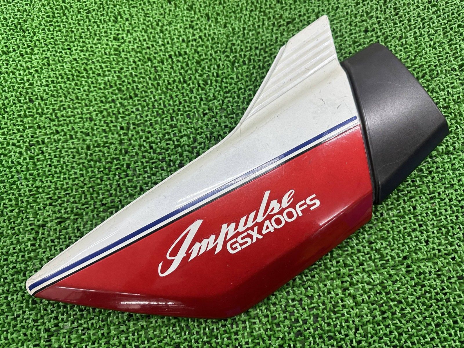 インパルス サイドカバー 右 赤 白 33200 スズキ GK 72 A GSX 400 F サイドカウル サイドパネル 割れ欠け無し hQ