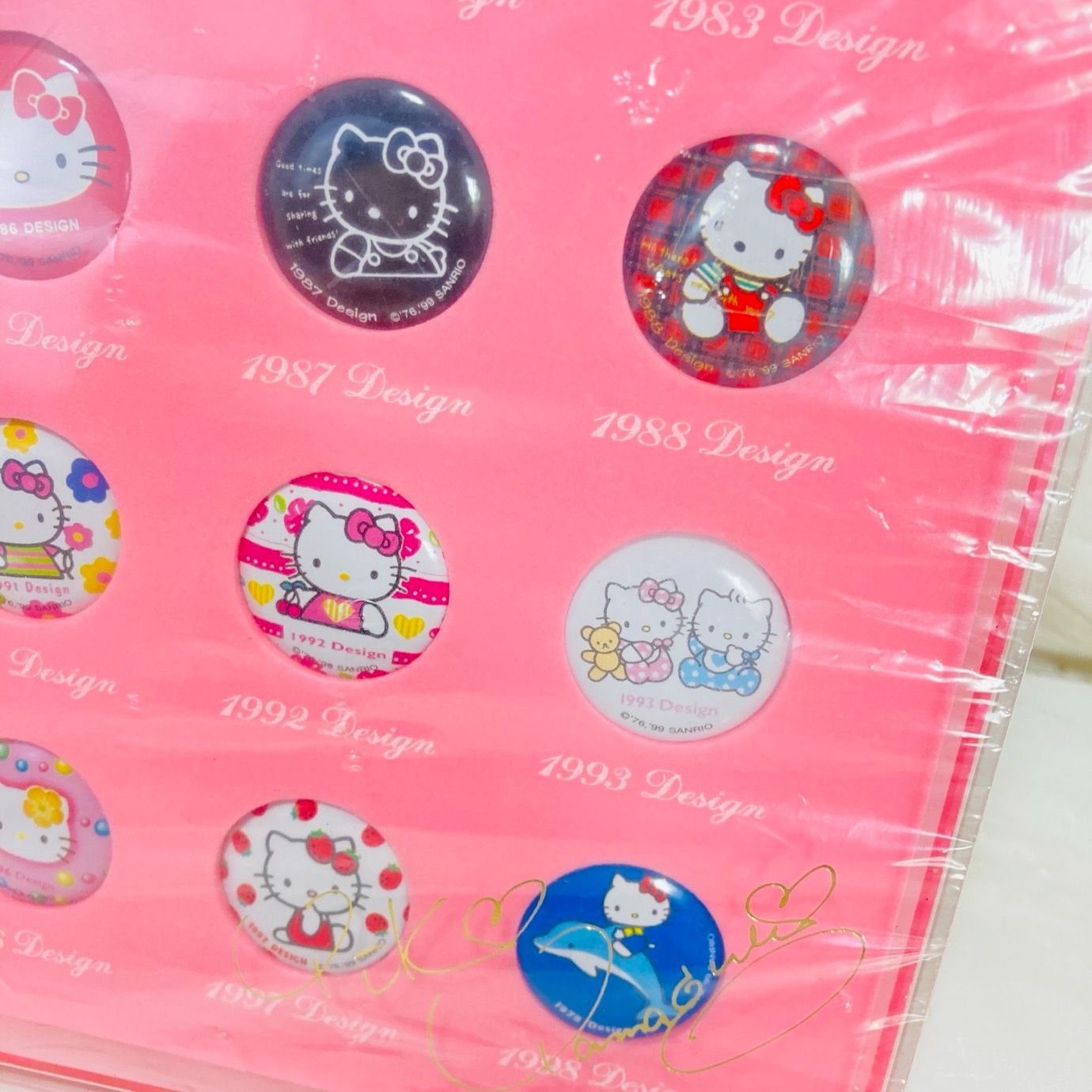 ハローキティ　25周年　缶バッチ サンリオ ハローキティ 25周年 缶バッジ 箔押しサイン - メルカリ