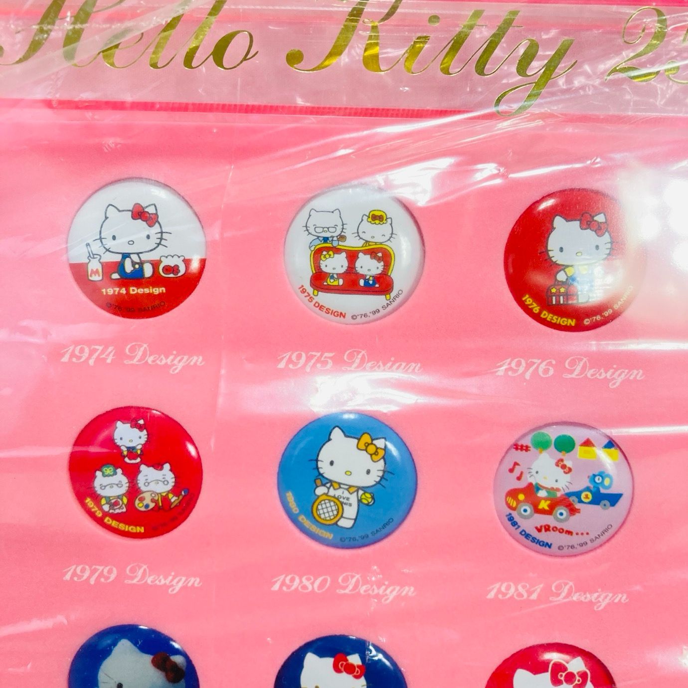 サンリオ ハローキティ 25周年 缶バッジ 箔押しサイン - メルカリ