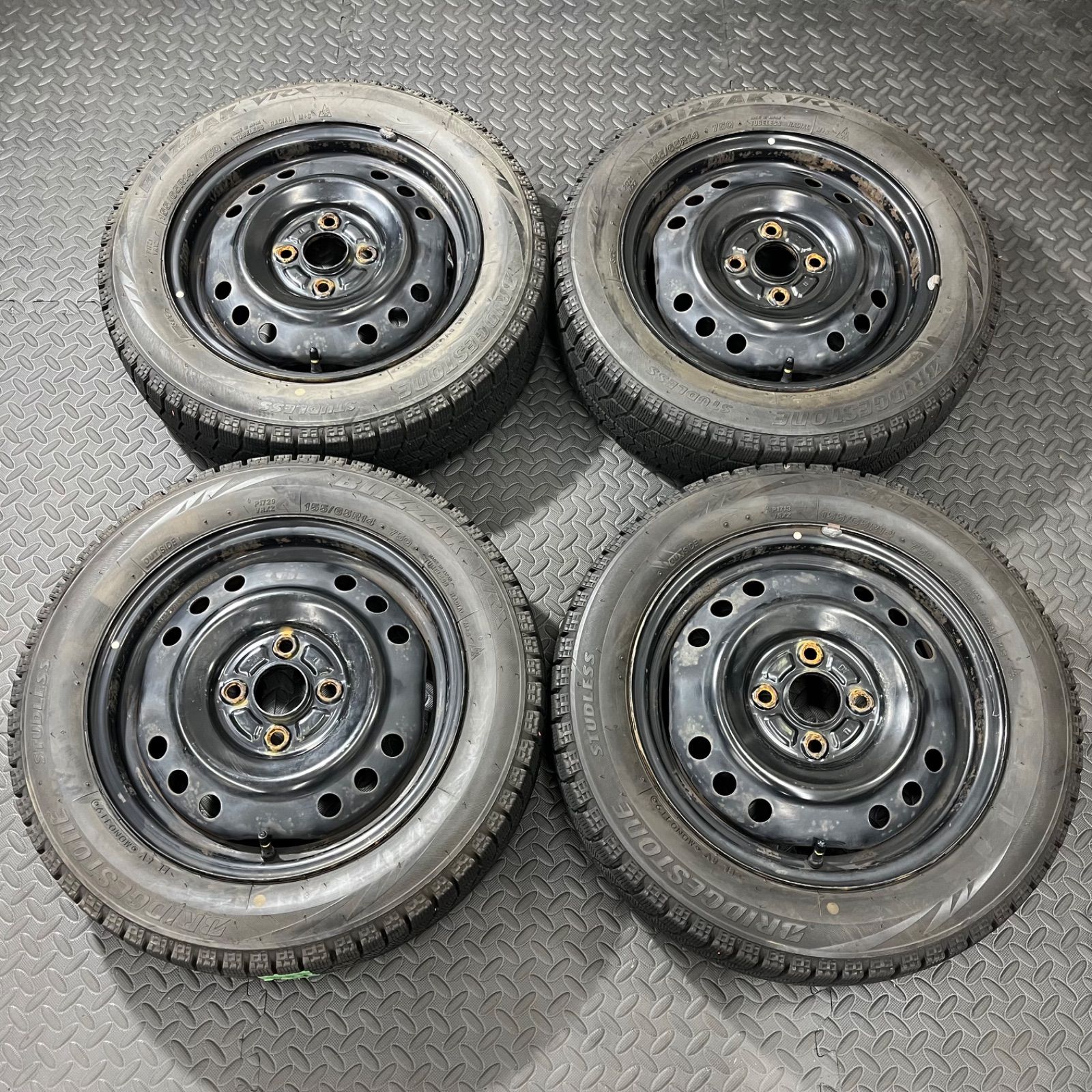 良品155/65R14スタッドレス ダイハツ純正ホイールにブリザックVRX