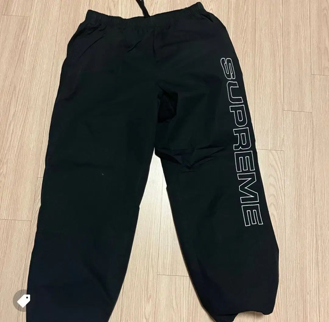 25Fw シュプリーム Spellout トラックパンツ