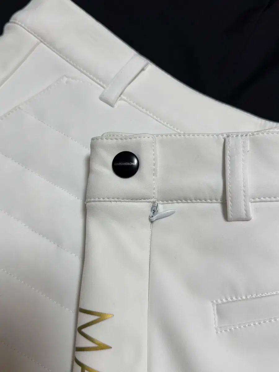 売れ筋 MARK & LONA マークアンドロナ キルティング ゴルフ スカート 白