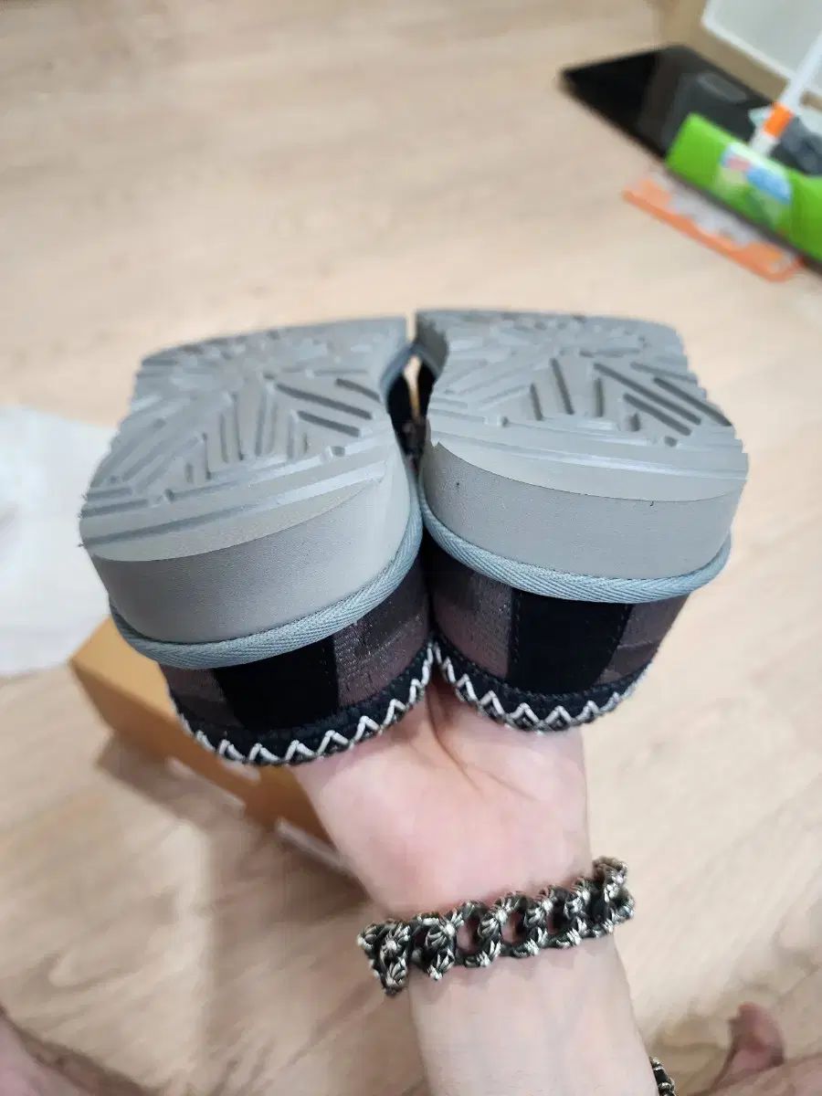 アグxパレス タスマン スリッパ ブラックカモ