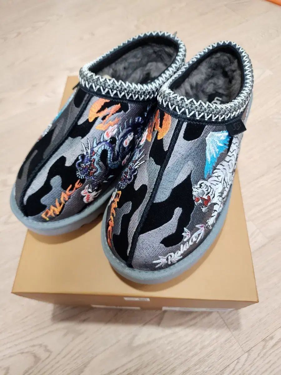 アグxパレス タスマン スリッパ ブラックカモ