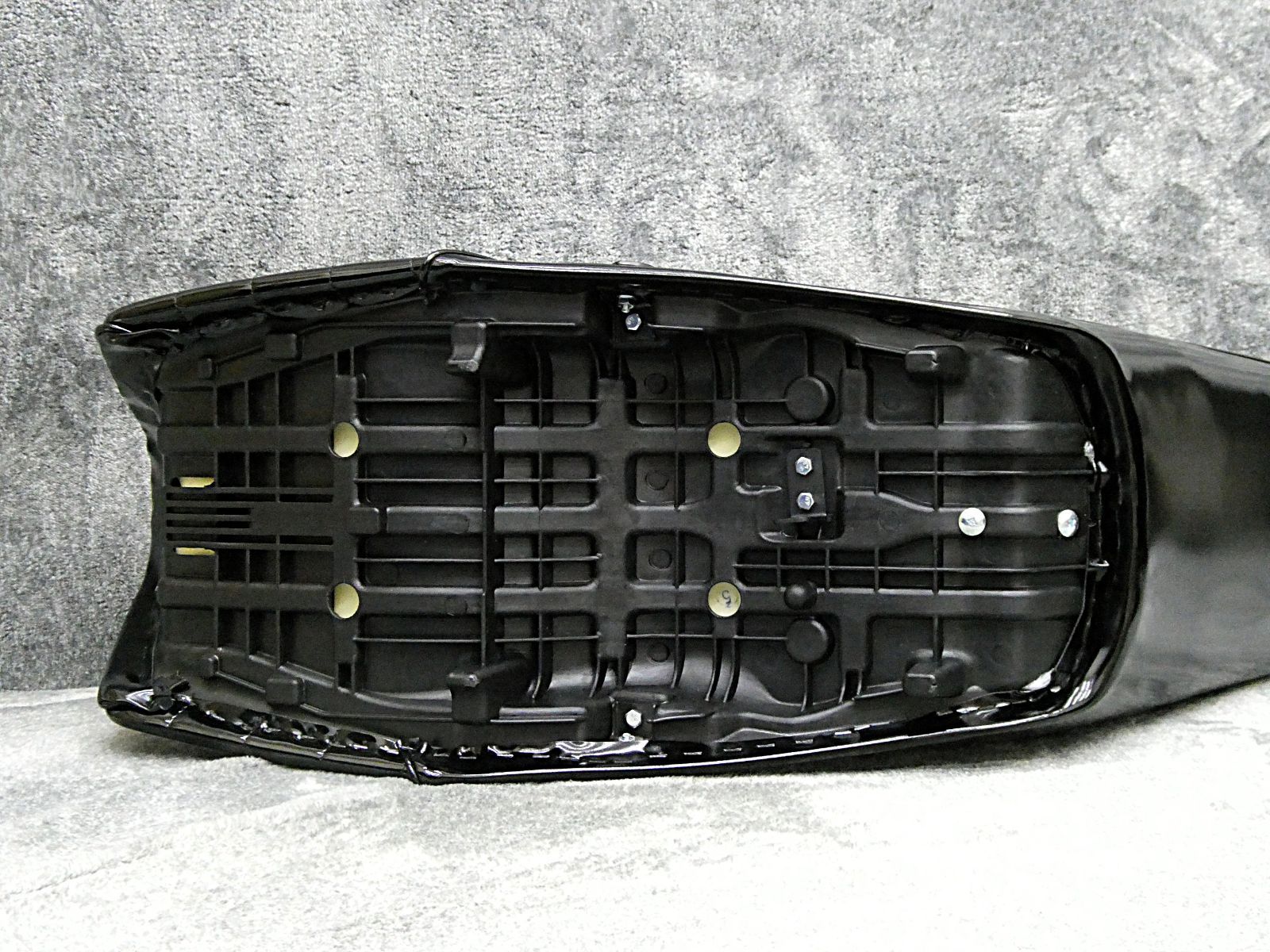 ＸＪＲ　前期　黒　エナ　6センチ　三段シート　美品 XJR400前期4HM 黒エナ40cm 三段シート/ブラック 補強入り エナメル