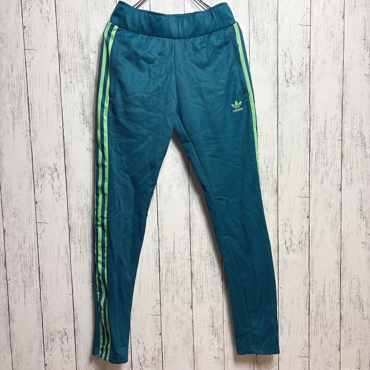 アディダス トレフォイルロゴジャージパンツ 青 グリーンストライプ アディダス トレフォイルロゴジャージパンツ 青 グリーンストライプ