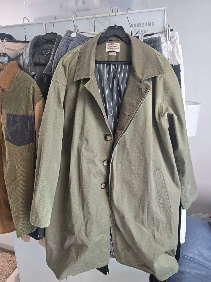 STRONG カーキ色トレンチコート