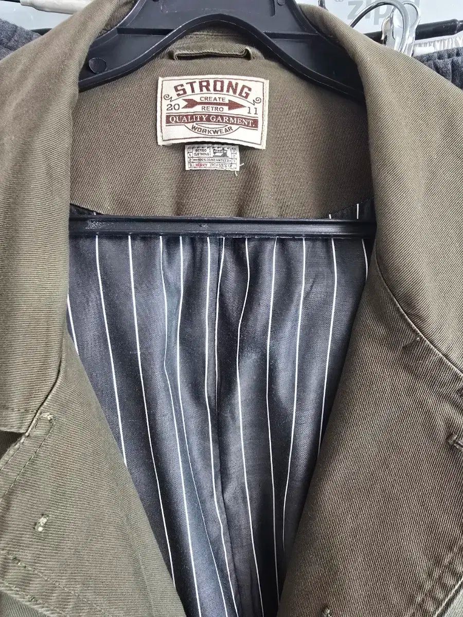 STRONG カーキ色トレンチコート