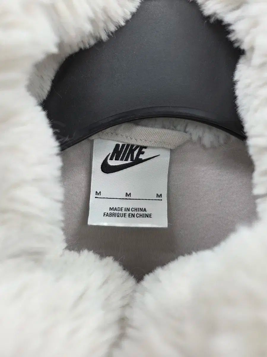 145 NIKE ジュニア シープスキン フリース ジップアップ ジャケット アイボリー