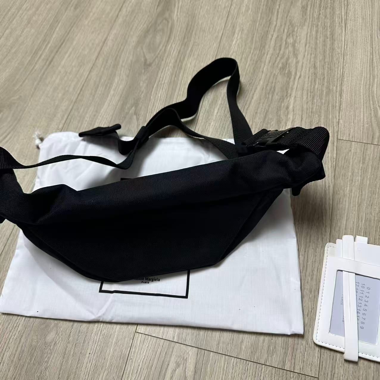 鑑定済・未使用★メゾンマルジェラ　ボディバッグ　4ステッチ　ブラック MM6 メゾンマルジェラ 4ステッチウエストバッグ ボディーバッグ