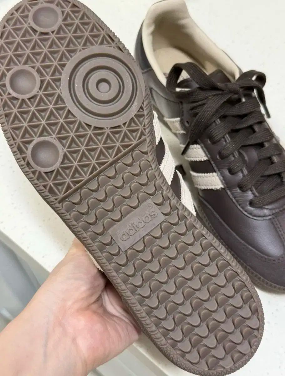 アディダス