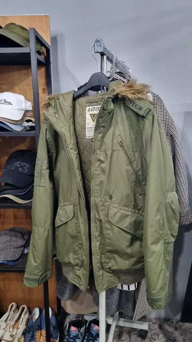ボルコム アイテム カーキ色 MA-1ジャケット 105size 状態良し