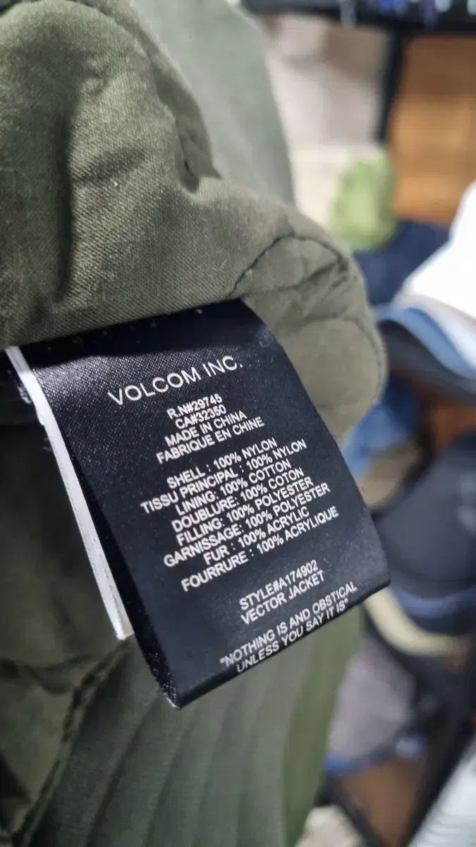 アイテム カーキ色