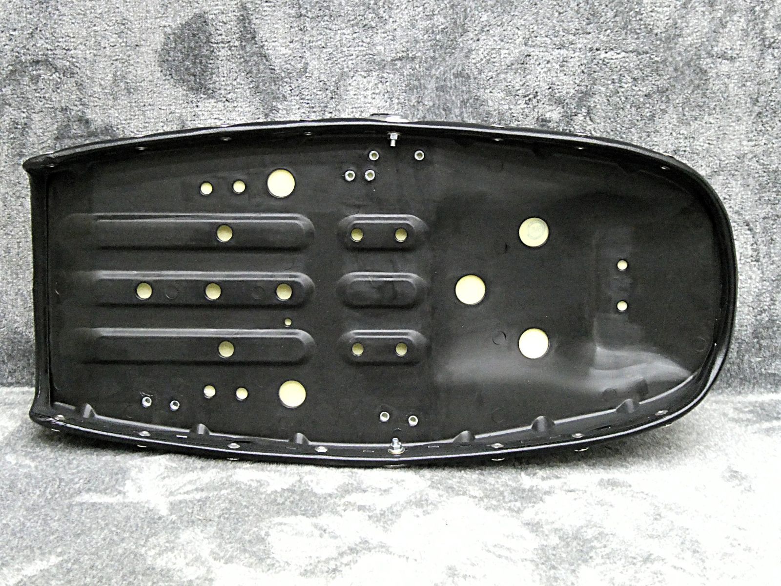 CB750K　新あんこ 鋲打ち E4黒カスタムシート/チョビ三CB750four CB750K鋲打ち 黒E4 カスタムシート 新アンコ/チョビ三CB750fourボタン