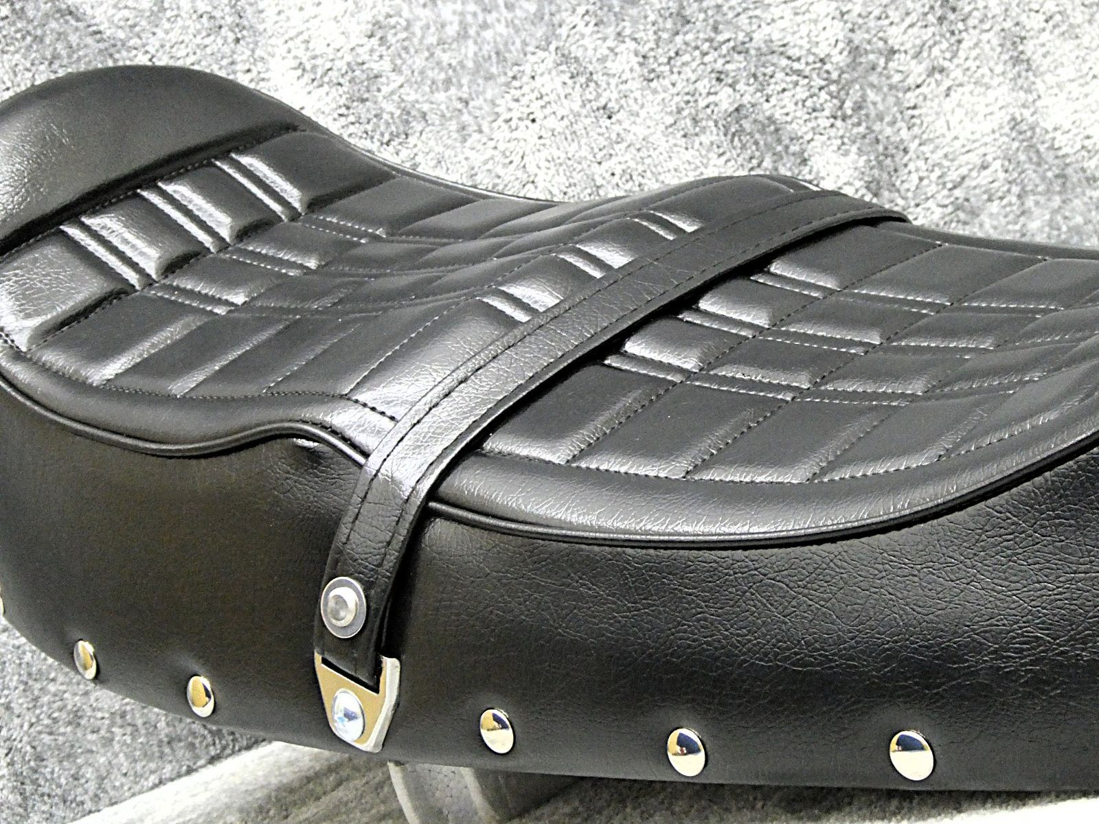 CB750K　新あんこ 鋲打ち E4黒カスタムシート/チョビ三CB750four CB750K鋲打ち 黒E4 カスタムシート 新アンコ/チョビ三CB750fourボタン