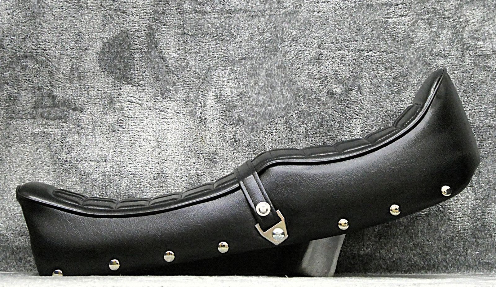 じ*ん様 CB750K　新あんこ 鋲打ち E4黒カスタムシート/チョビ三CB75 CB750K鋲打ち 黒E4 カスタムシート 新アンコ/チョビ三CB750fourボタン