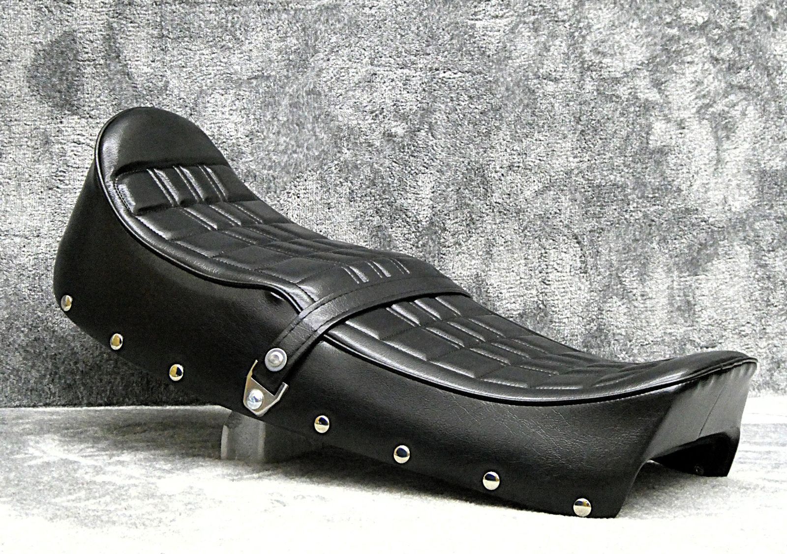 CB750K　新あんこ 鋲打ち E4黒カスタムシート/チョビ三CB750four CB750K鋲打ち 黒E4 カスタムシート 新アンコ/チョビ三CB750fourボタン