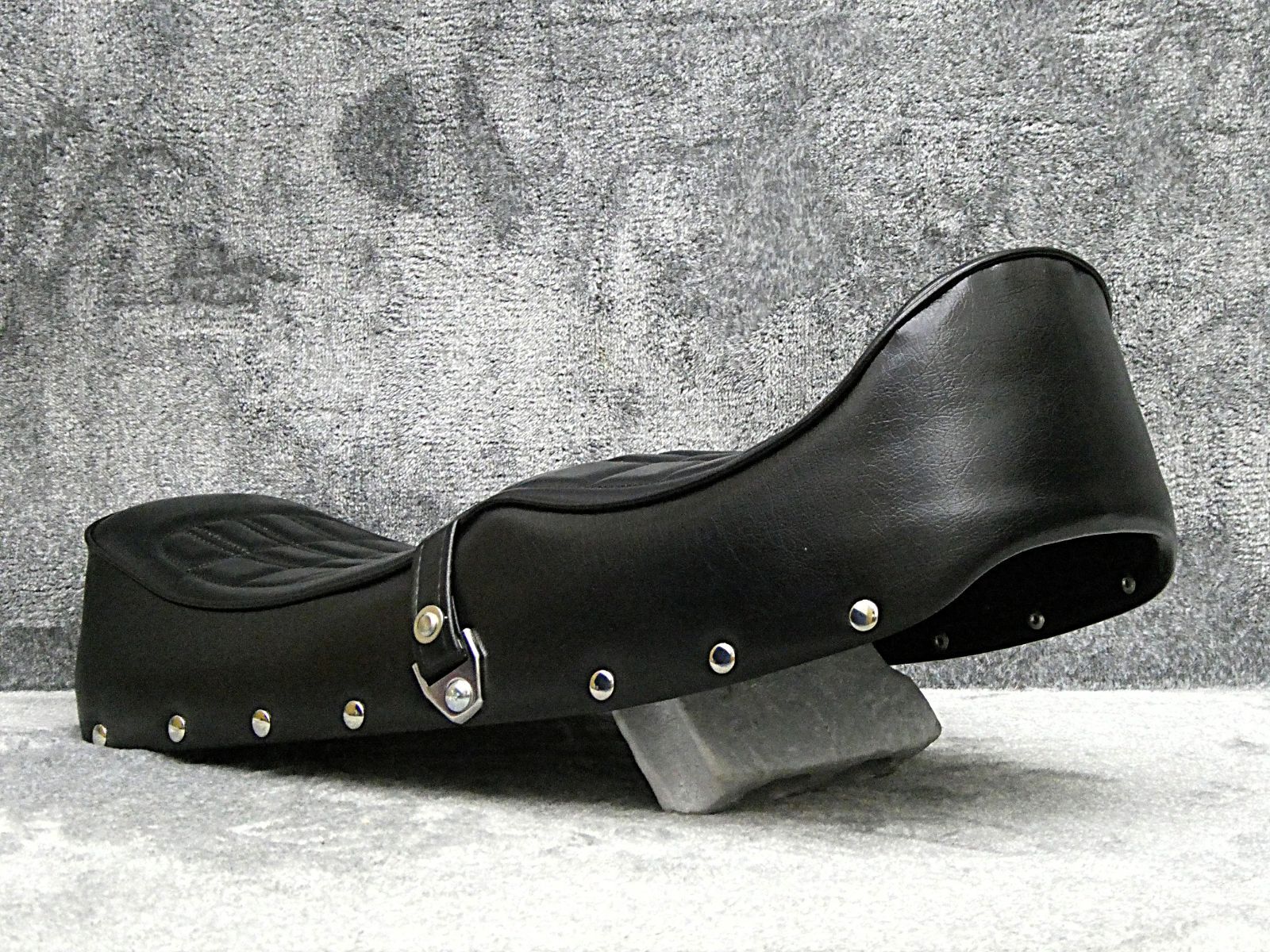 CB 750 K鋲打ち 黒E 4 カスタムシート 新アンコ チョビ三CB fourボタン リベット スタッズ K 0 1 2 3 5あんこ抜き ローダウン へっぽこ社長 外装 タックロールシート クラッチ調整 シート 