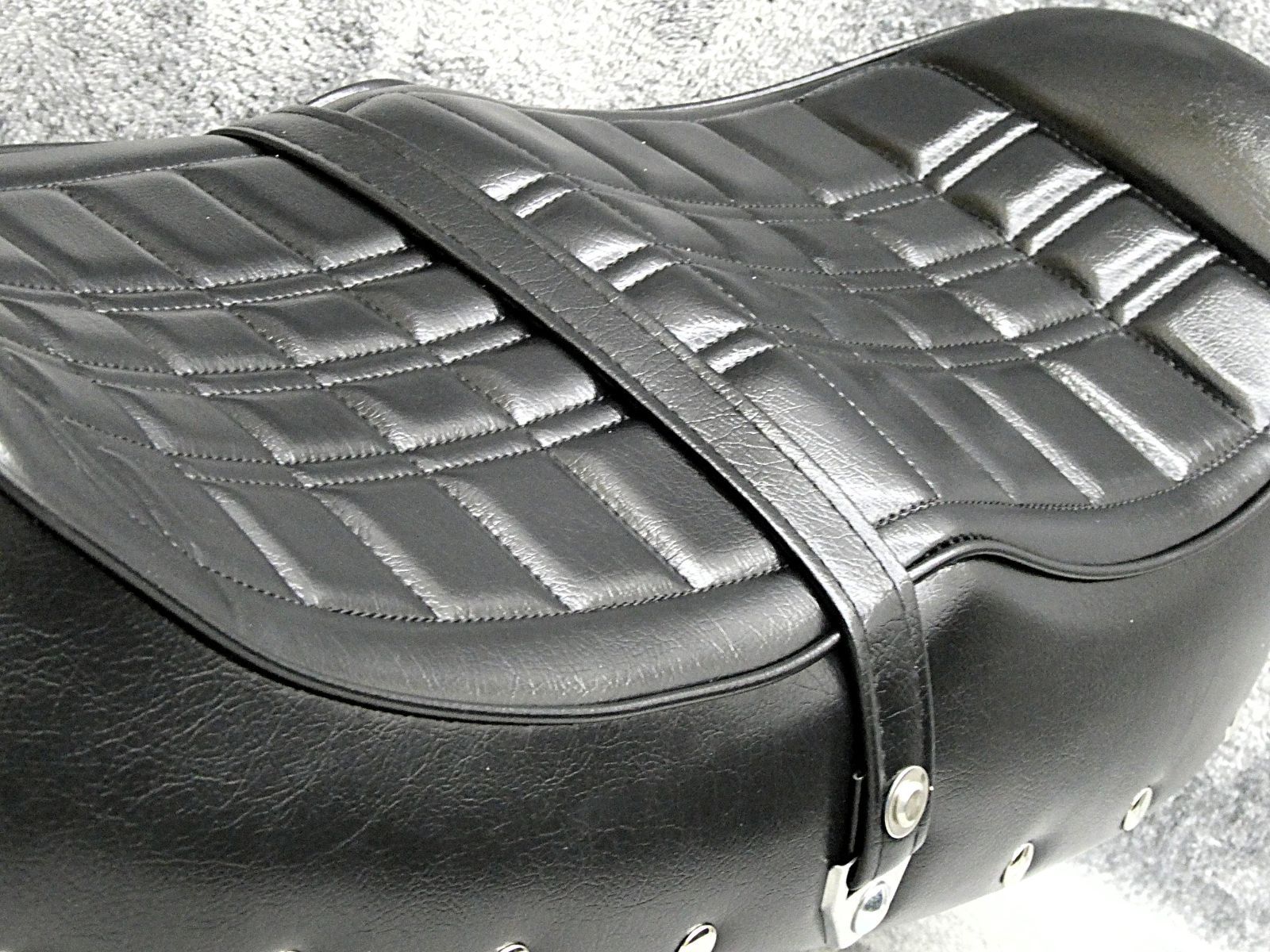 CB750カスタム エクスクルーシブ チョビ三段シート RC04 タックロール CB750カスタム エクスクルーシブ チョビ三段シート RC04 タックロール