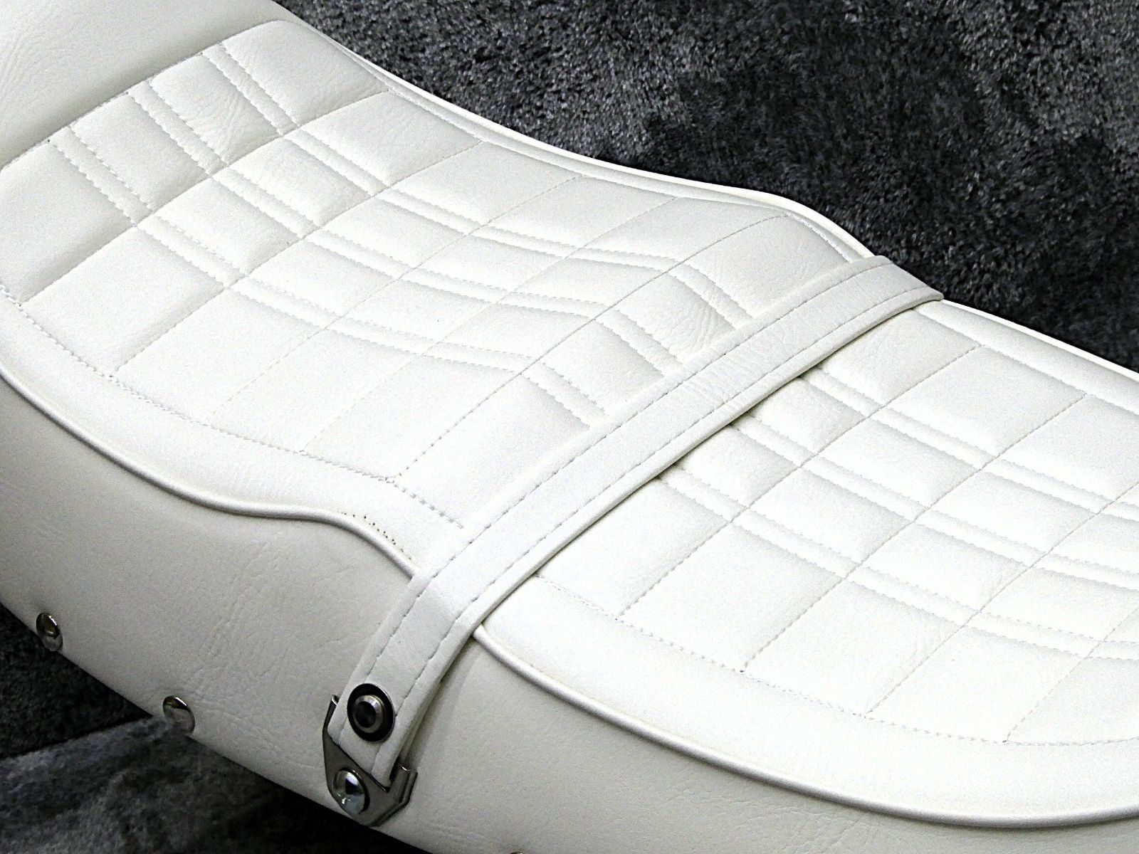 CB750K鋲打ち 白4 カスタムシート 新アンコ/ホワイト チョビ三